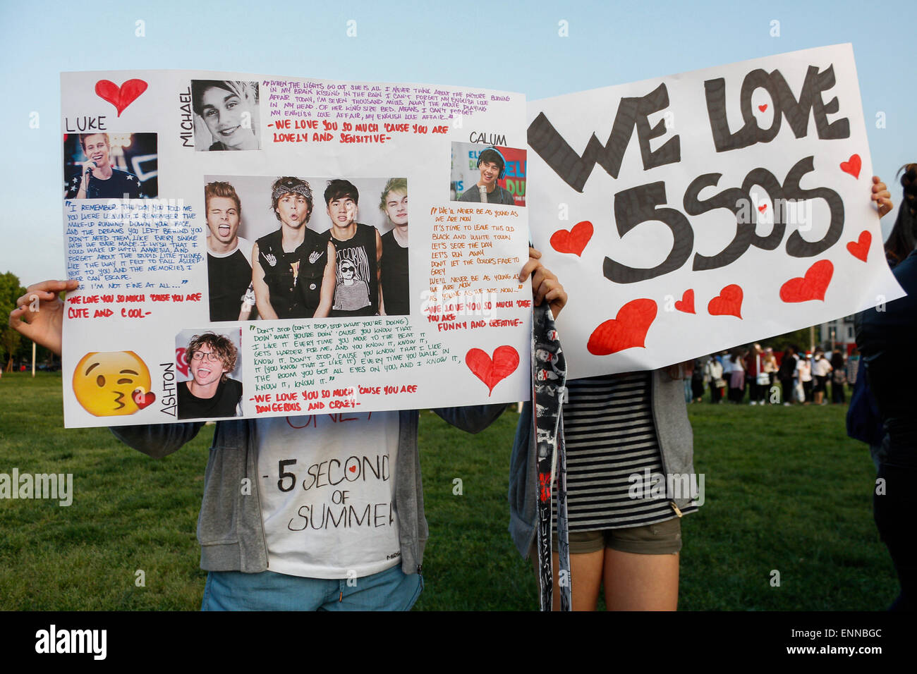 Torino, Italia. 08 Maggio, 2015. Centinaia di fan in attesa di entrare in corrispondenza del primo concerto italiano data di Australian pop band chiamata 5 secondi di estate (5SOS). © Elena Aquila/Pacific Press/Alamy Live News Foto Stock