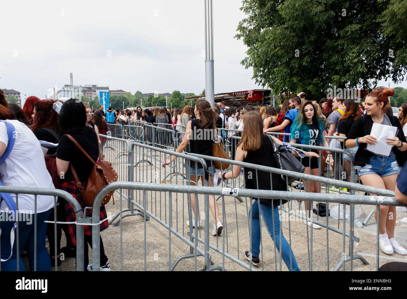 Torino, Italia. 08 Maggio, 2015. Centinaia di fan in attesa di entrare in corrispondenza del primo concerto italiano data di Australian pop band chiamata 5 secondi di estate (5SOS). © Elena Aquila/Pacific Press/Alamy Live News Foto Stock