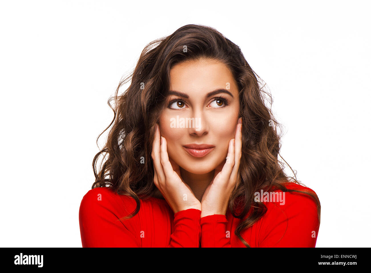 Close up ritratto di giovane donna sorridente con capelli ricci Foto Stock