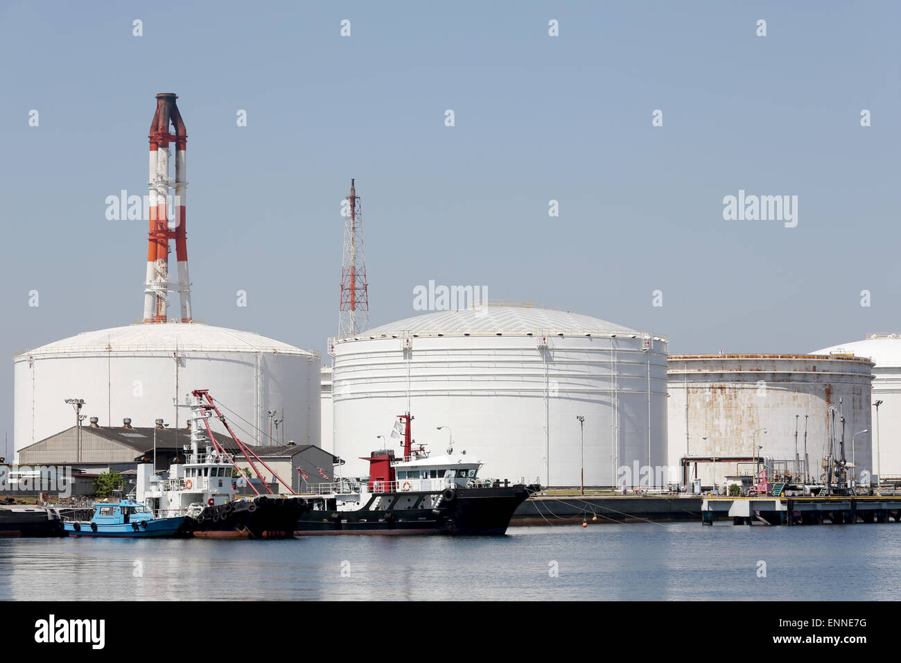 Industriali di serbatoi di accumulo di carburante alla raffineria di petrolio Foto Stock