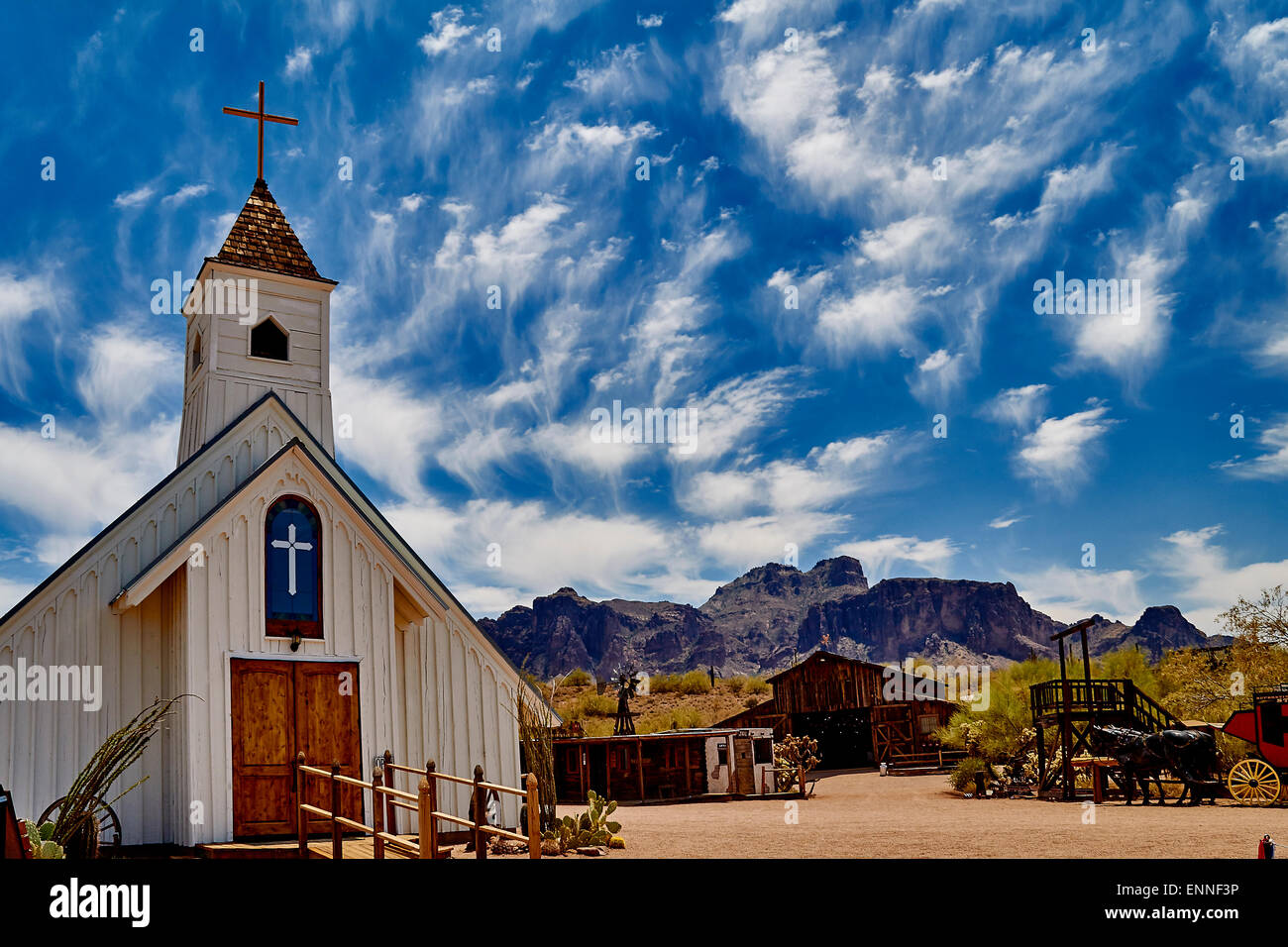 Vecchia chiesa in Arizona città western con le montagne sullo sfondo Foto Stock