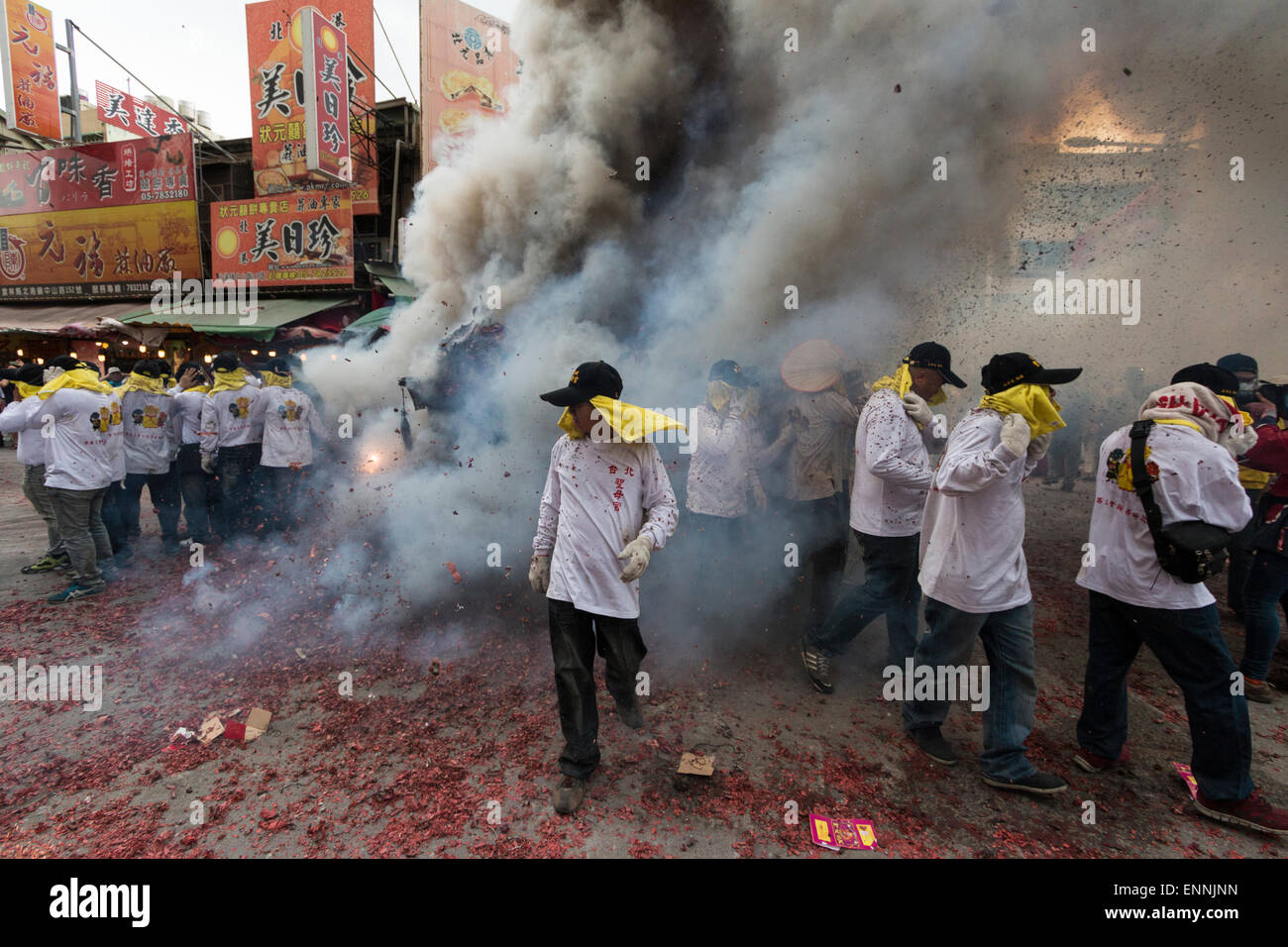 Portatori Palanquin girare la schiena sul palanquin come si è mantenuta sopra una pila di esplodere petardi in una purificazione rituale Foto Stock