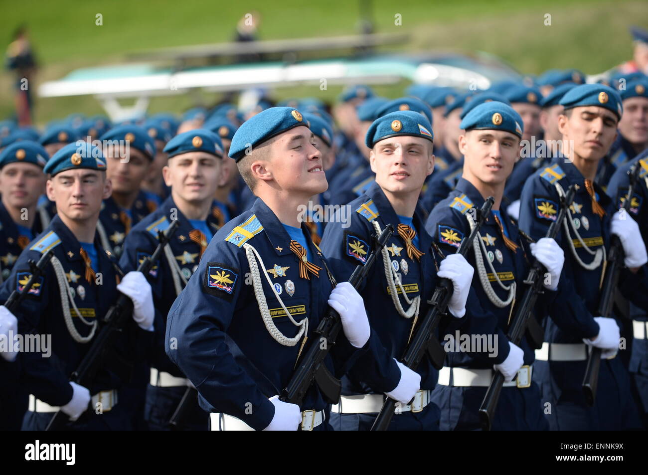 Mosca, Russia. 9 maggio 2015. Soldati arriva alla Piazza Rossa prima di una parata militare che segna il settantesimo anniversario della vittoria nella Grande Guerra Patriottica, a Mosca, in Russia, 9 maggio 2015. Credito: Jia Yuchen/Xinhua/Alamy Live News Foto Stock