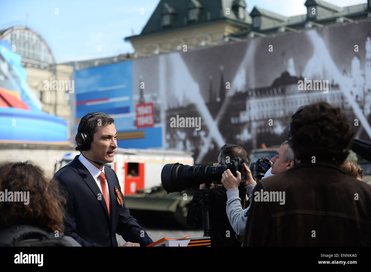 Mosca, Russia. 9 maggio 2015. Il lavoro dei giornalisti prima di una parata militare che segna il settantesimo anniversario della vittoria nella Grande Guerra Patriottica, presso la Piazza Rossa di Mosca, Russia, 9 maggio 2015. Credito: Jia Yuchen/Xinhua/Alamy Live News Foto Stock