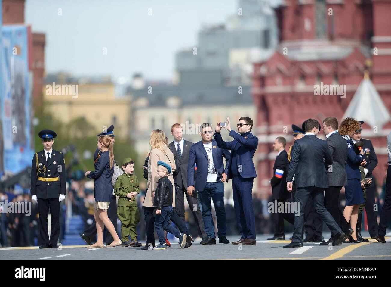 Mosca, Russia. 9 maggio 2015. Spettatori arrivare alla Piazza Rossa prima di una parata militare che segna il settantesimo anniversario della vittoria nella Grande Guerra Patriottica, a Mosca, in Russia, 9 maggio 2015. Credito: Jia Yuchen/Xinhua/Alamy Live News Foto Stock