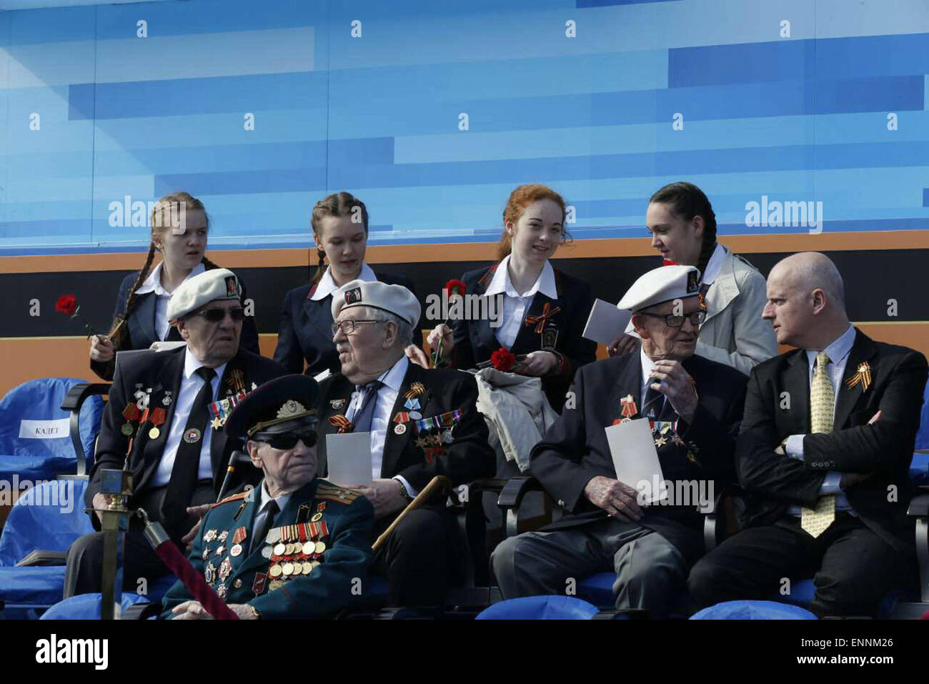 Mosca, Russia. 9 maggio 2015. Spettatori arrivare alla Piazza Rossa prima di una parata militare che segna il settantesimo anniversario della vittoria nella Grande Guerra Patriottica, a Mosca, in Russia, 9 maggio 2015. Credito: Ju Peng/Xinhua/Alamy Live News Foto Stock