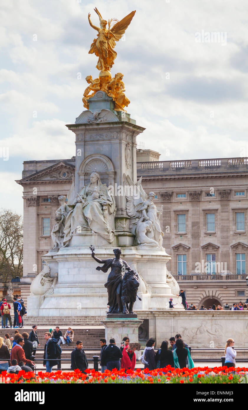 Londra - 12 aprile: Queen Victoria Memorial monumento davanti al Buckingham palace il 12 aprile 2015 a Londra, Regno Unito. Foto Stock