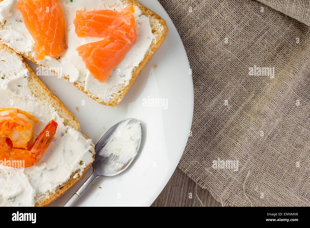 Toast con crema di formaggio e gamberetti e salmone spazio copia messa a fuoco selettiva vista superiore Foto Stock