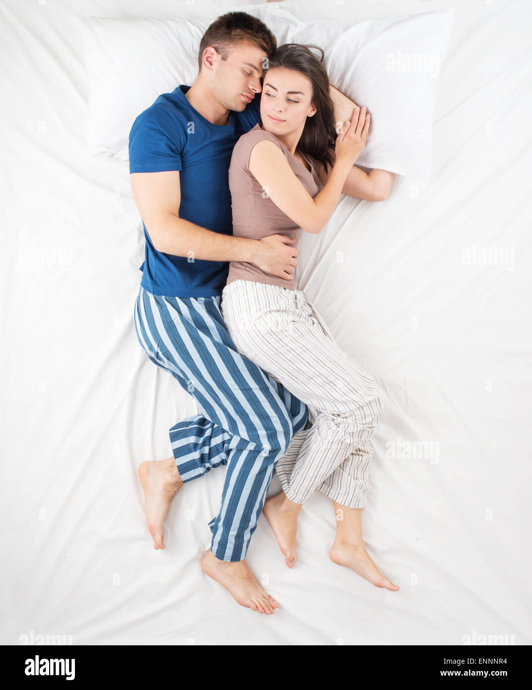 Coppia giovane costeggiata durante il sonno Foto Stock