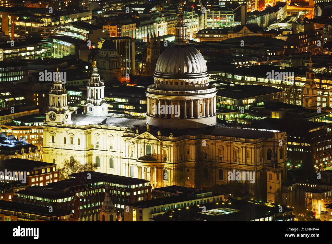 Panoramica aerea della city di Londra con la Cattedrale di St Paul di notte Foto Stock