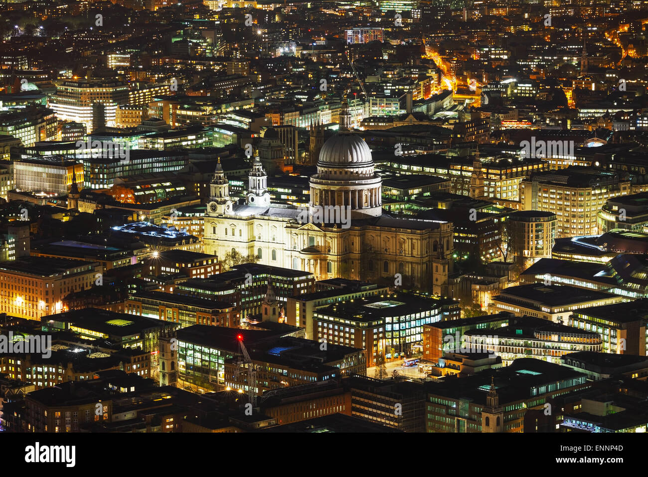 Panoramica aerea della city di Londra con la Cattedrale di St Paul di notte Foto Stock