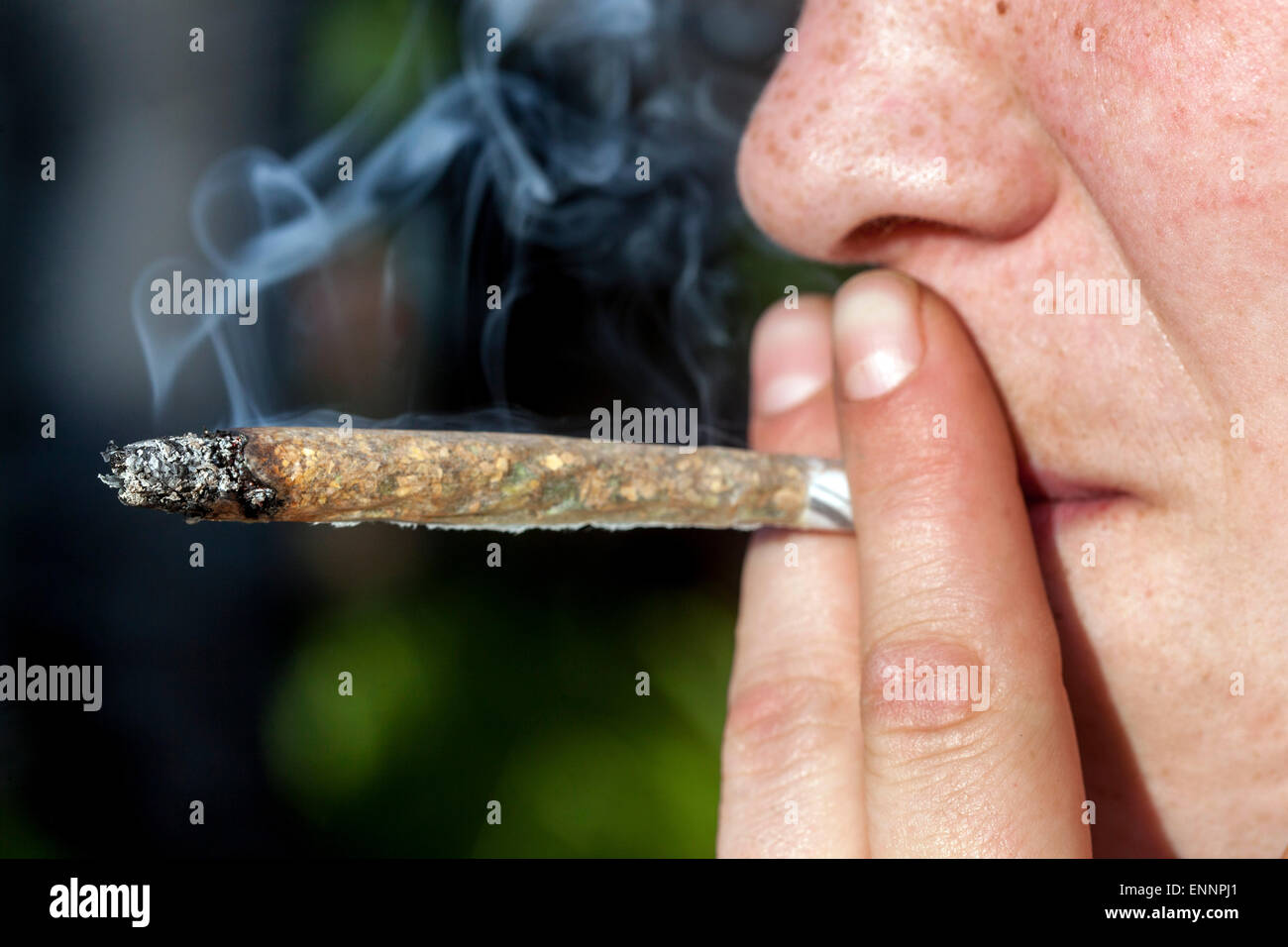 Primo piano, uomo che fuma marijuana cannabis articolare Foto Stock