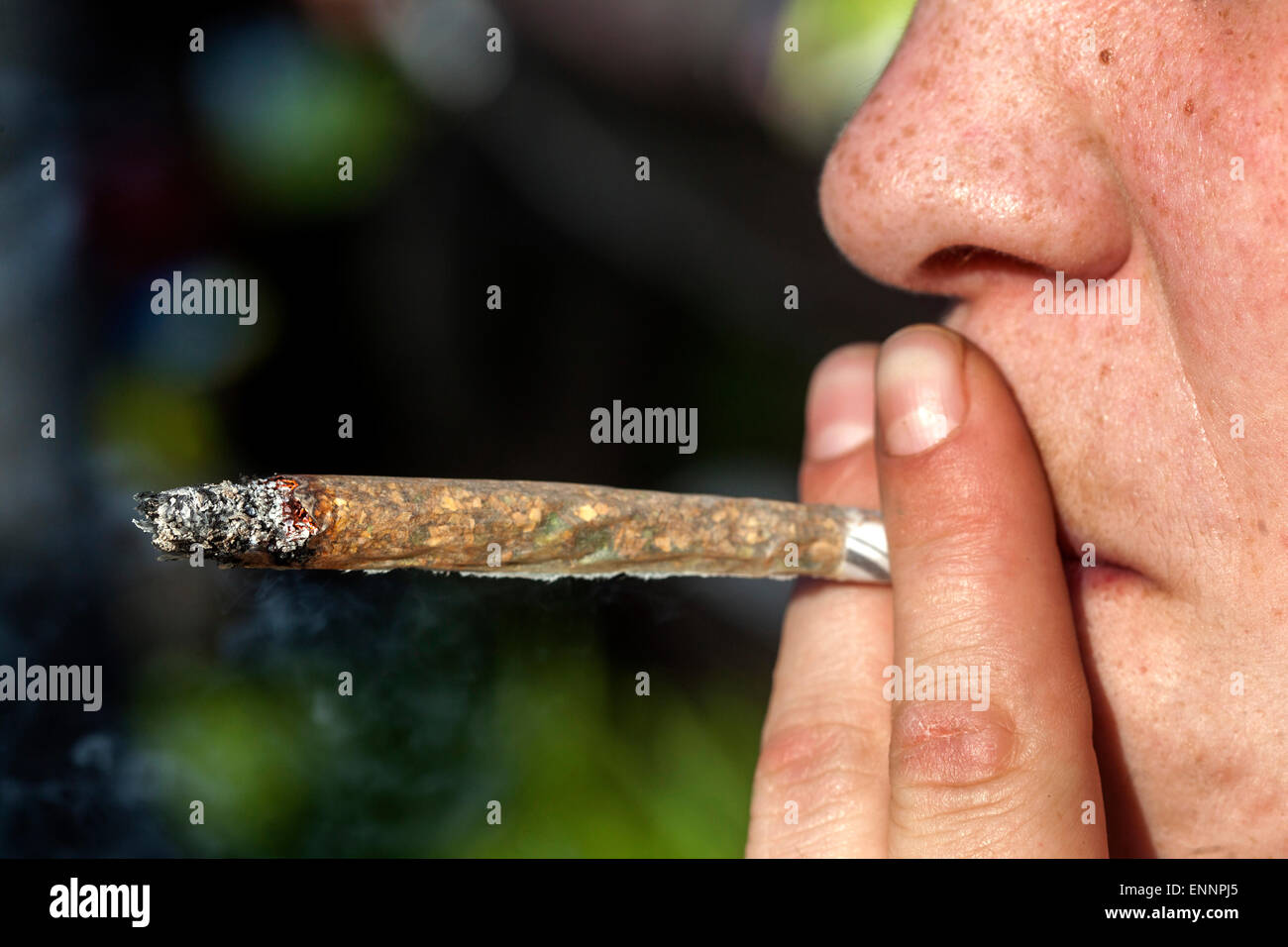 Close up, uomo fumare marijuana joint Foto Stock