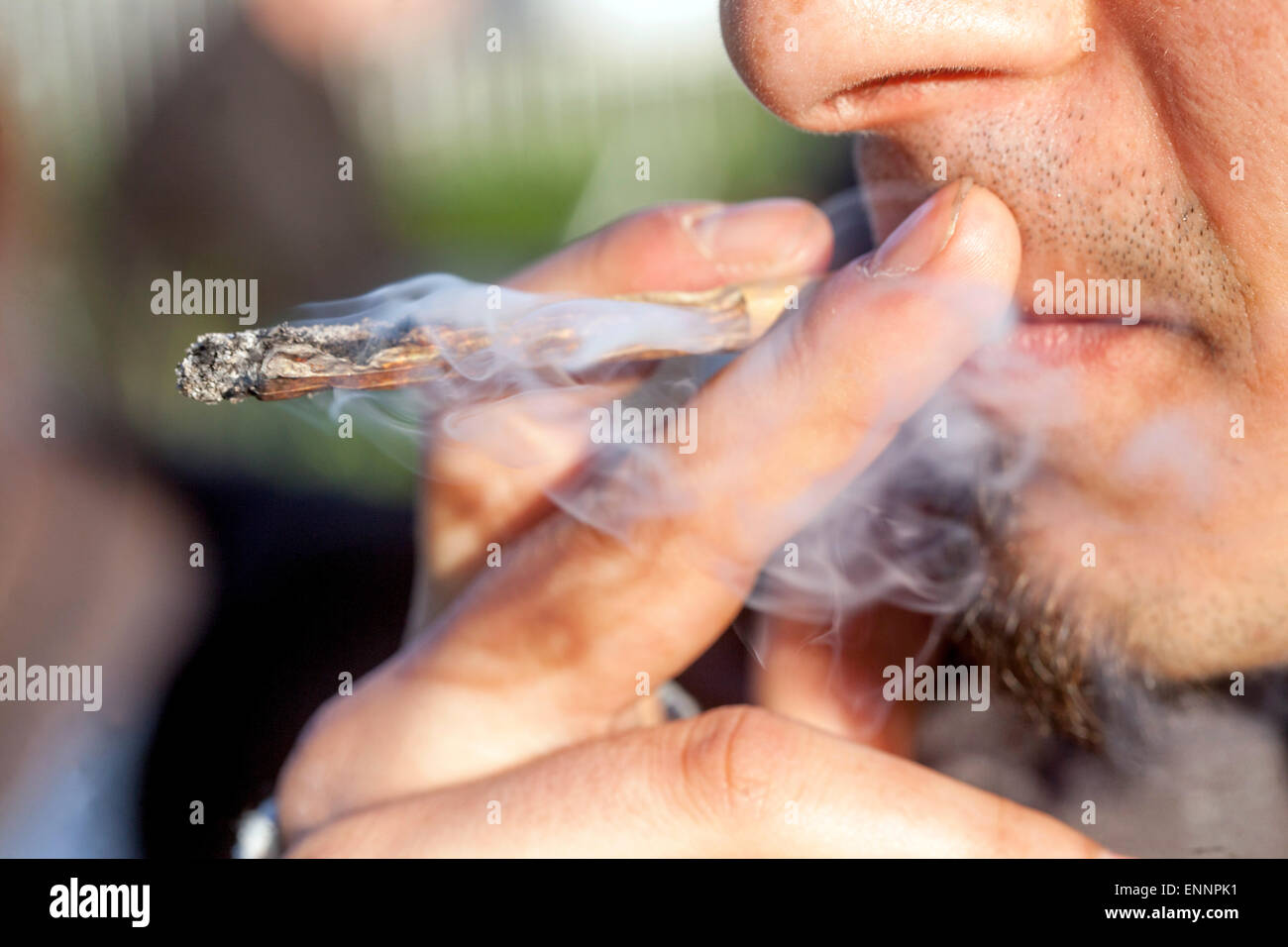 Close up, uomo fumare marijuana joint, la cannabis Foto Stock