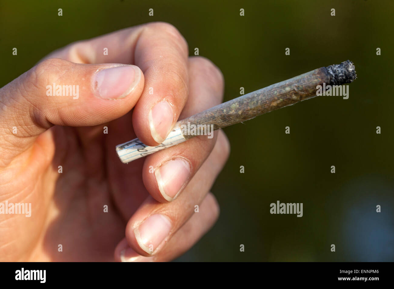 Close up, uomo fumare marijuana joint Foto Stock