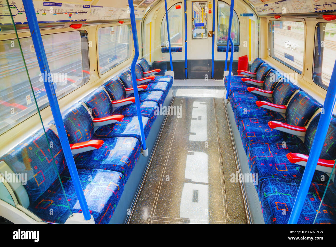 Londra - 15 aprile: Interno del treno sotterraneo auto il 15 aprile 2015 a Londra, Regno Unito. Il sistema serve 270 stazioni. Foto Stock