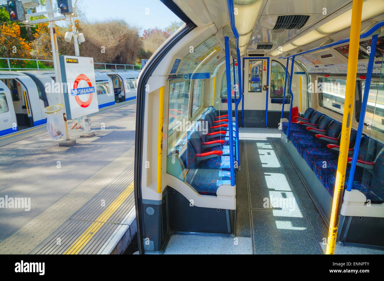 Londra - 15 aprile: Interno del treno sotterraneo auto il 15 aprile 2015 a Londra, Regno Unito. Il sistema serve 270 stazioni. Foto Stock