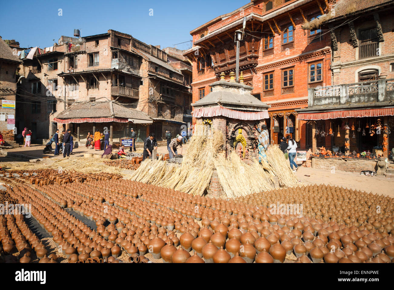 Pentole di creta essiccamento in Potter's Square a Bhaktapur, Nepal Foto Stock
