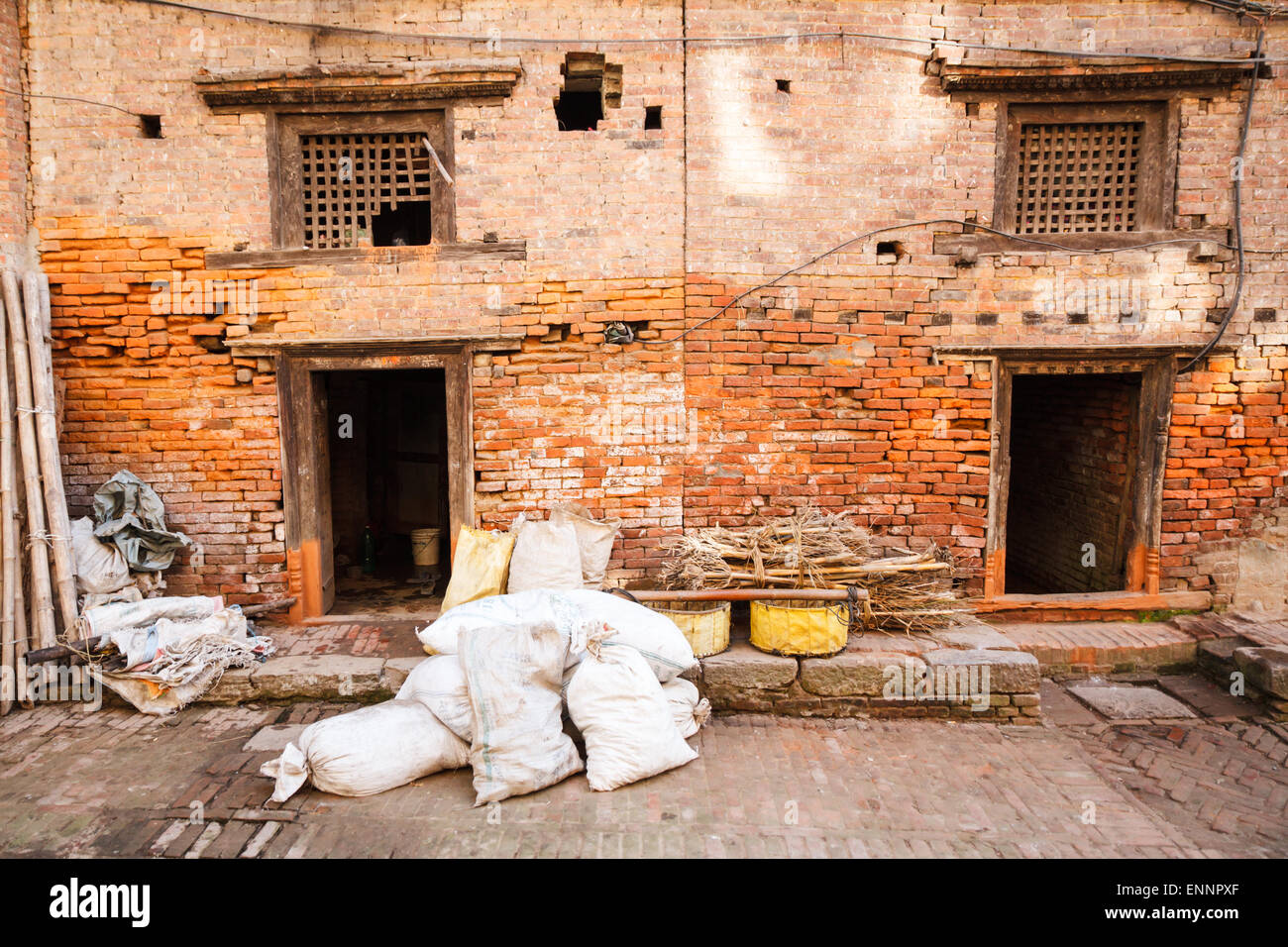 Tipica scena di rosso fatiscenti edifici in mattoni di Bhaktapur, Nepal Foto Stock