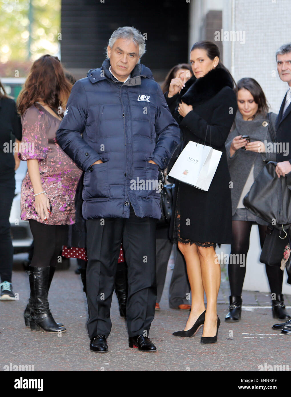 Andrea Bocelli e sua moglie Veronica Berti al di fuori della ITV studios con: Andrea Bocelli,Veronica Berti dove: Londra, Regno Unito quando: 04 Nov 2014 Foto Stock