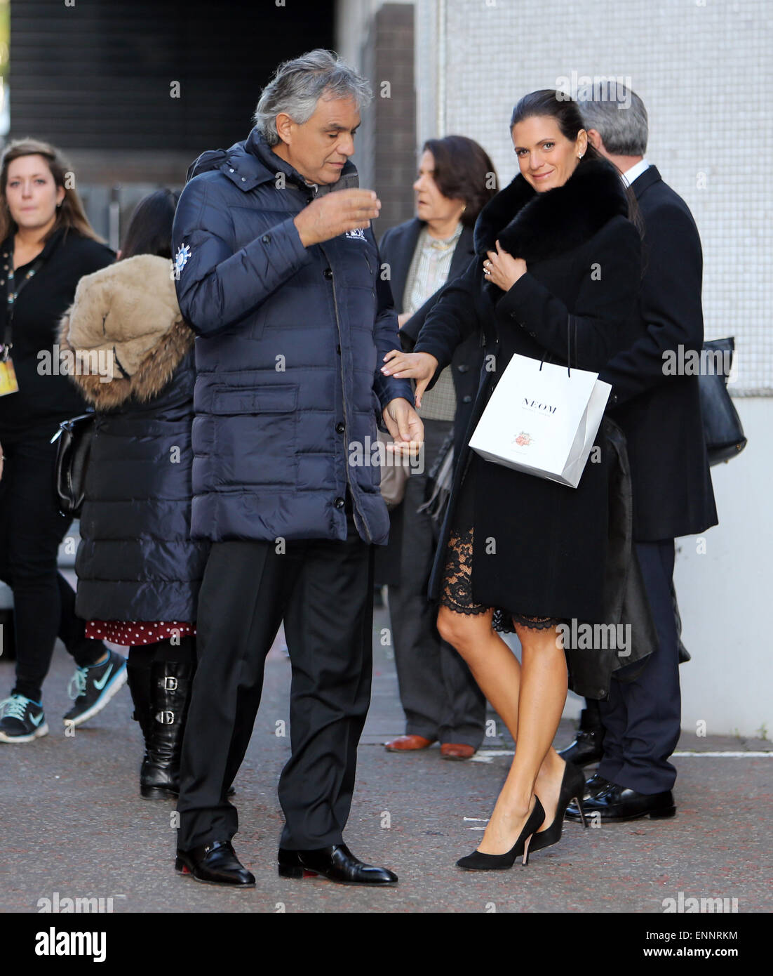 Andrea Bocelli e sua moglie Veronica Berti al di fuori della ITV studios con: Andrea Bocelli,Veronica Berti dove: Londra, Regno Unito quando: 04 Nov 2014 Foto Stock