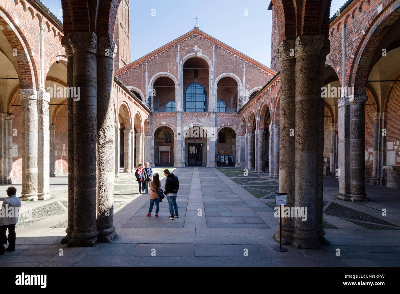 L antica church basilica di Sant'Ambrogio a Milano, Italia, visto dall'atrio. Foto Stock