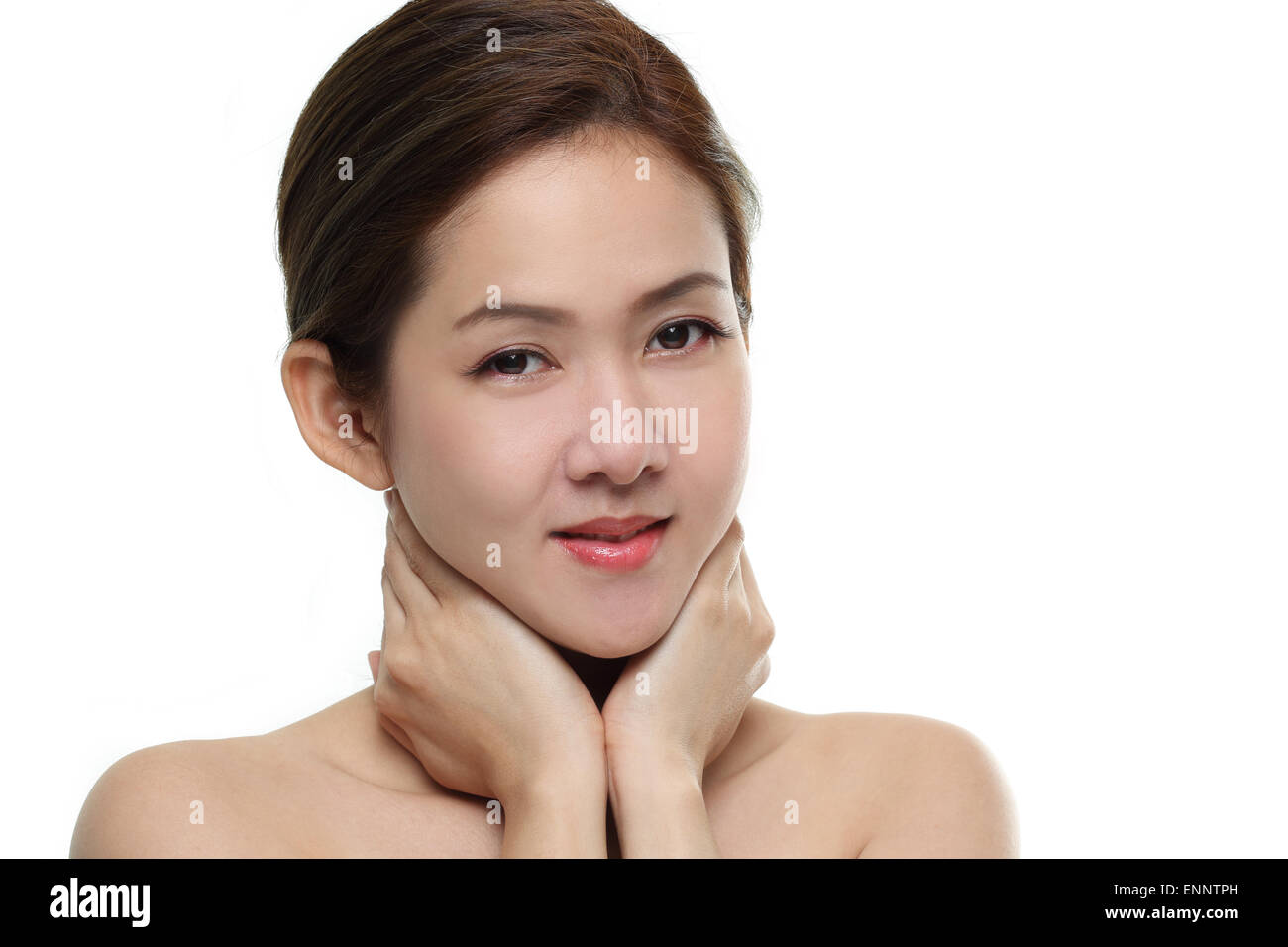 Belle Donne Asian sorridenti con buoni e sani di pelle il tuo volto isolato su sfondo bianco Foto Stock