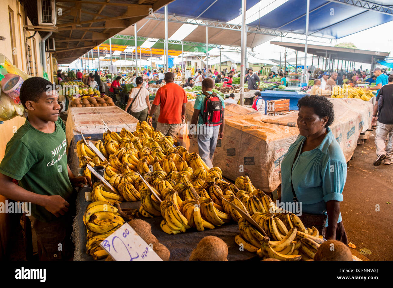 Una banana in stallo il proprietario e il cliente. La Suva mercato di frutta e verdura. La Suva, Fiji. 2/5/2015 Foto Stock