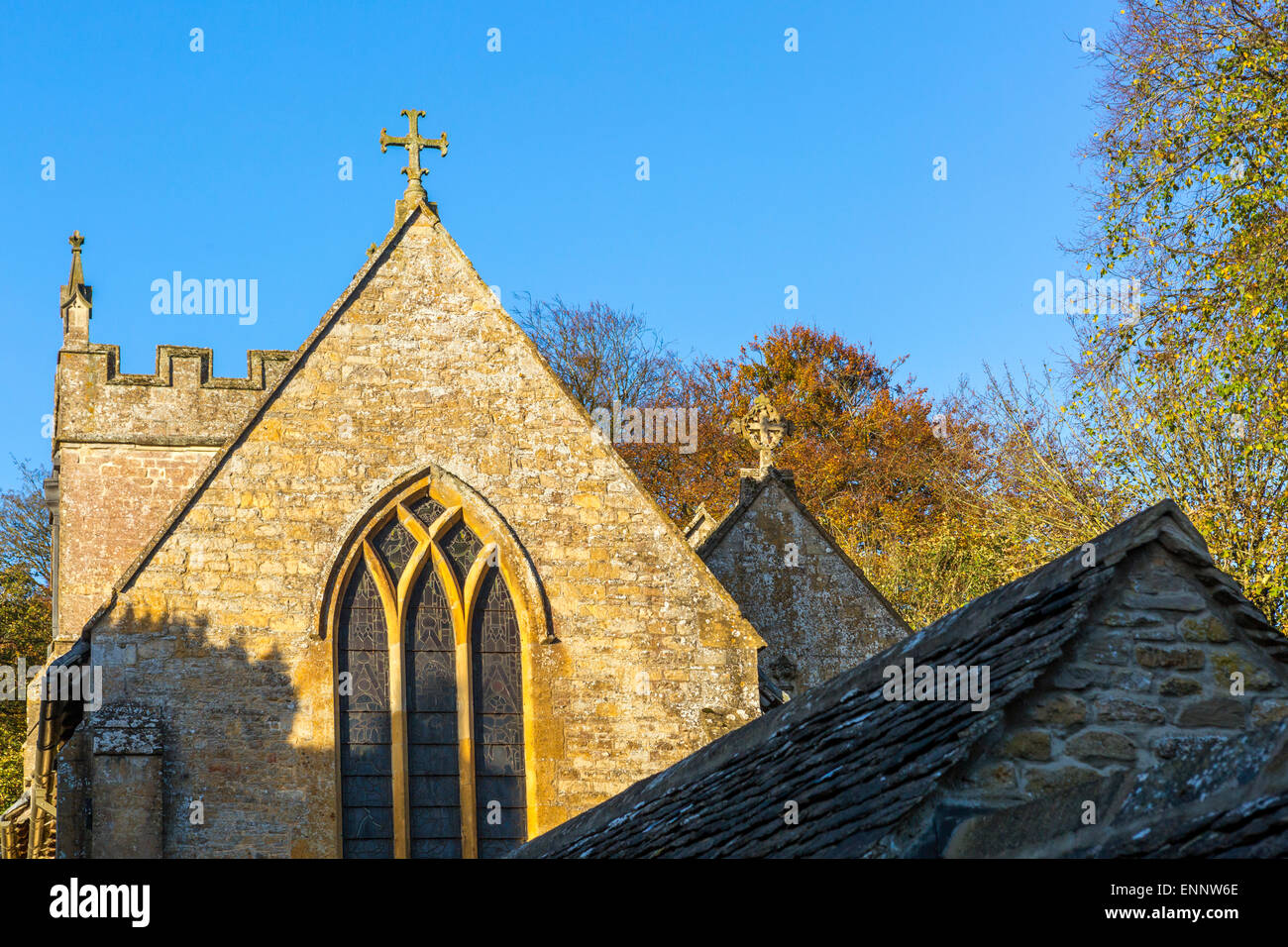 La chiesa normanna di St Peters nel villaggio di Upper Slaughter, Gloucestershire, England, Regno Unito, Europa. Foto Stock