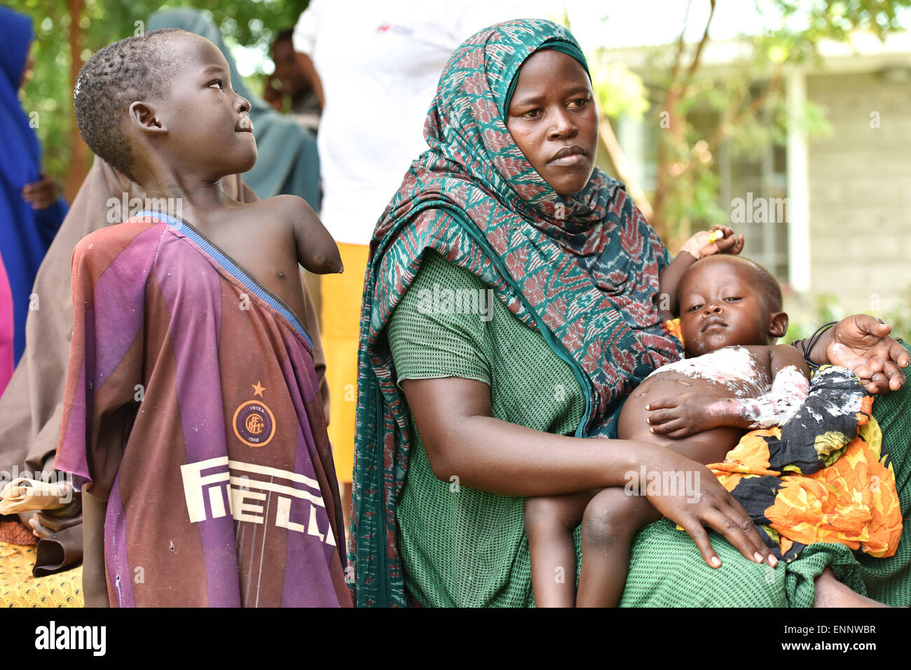 (150509) --DADAAB, 9 maggio 2015 (Xinhua) -- Foto scattata il 8 maggio 2015 Mostra rifugiati somali a Dadaab Refugee Camp Kenya. Dadaab, il più grande del mondo di campo di rifugiati nel nord-est del Kenya, ospita attualmente circa 350.000 persone. Per più di vent'anni, è stata la casa di generazioni di somali che hanno abbandonato la loro patria devastata da conflitti. (Xinhua/Sun Ruibo) (djj) Foto Stock