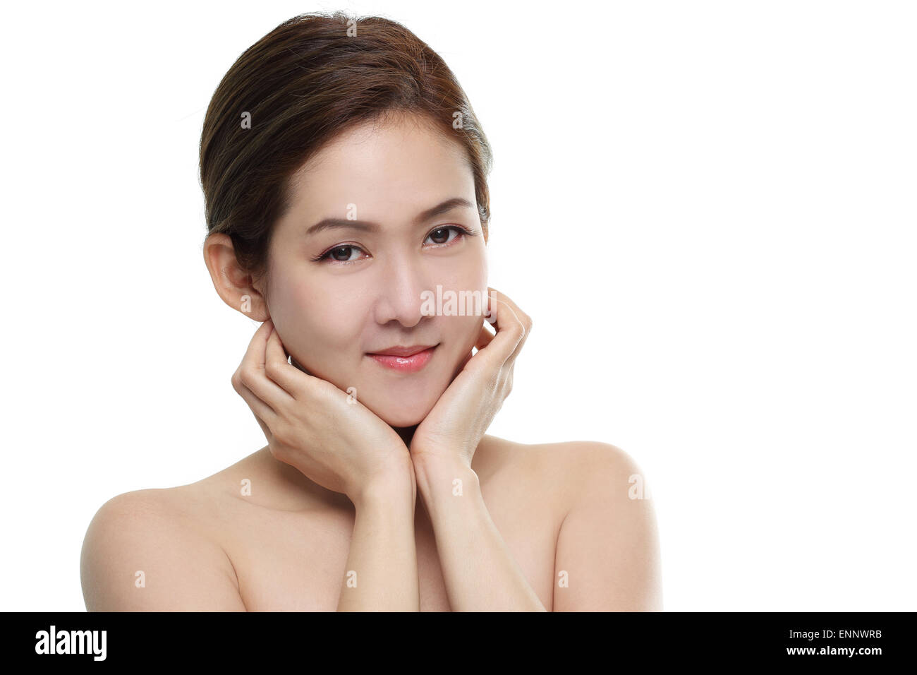 Belle Donne Asian sorridenti con buoni e sani di pelle il tuo volto isolato su sfondo bianco Foto Stock