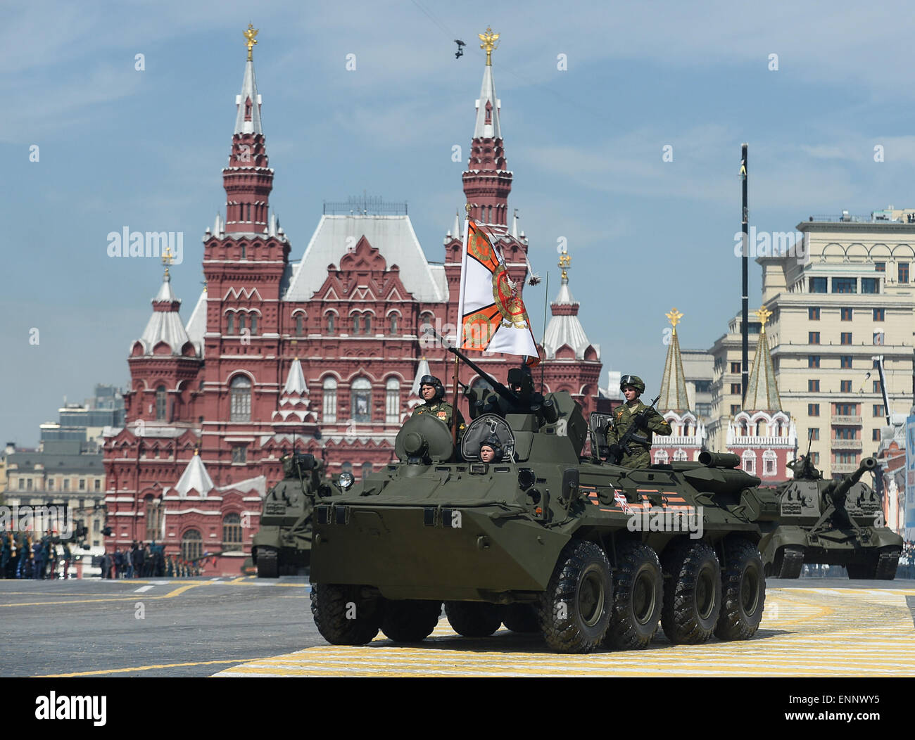 Mosca, Russia. 9 maggio 2015. Un BTR-82un blindato di trasporto di personale (anteriore) si muove attraverso il quadrato rosso durante la parata militare che segna il settantesimo anniversario della vittoria nella Grande Guerra Patriottica, a Mosca, in Russia, 9 maggio 2015. Credito: Jia Yuchen/Xinhua/Alamy Live News Foto Stock