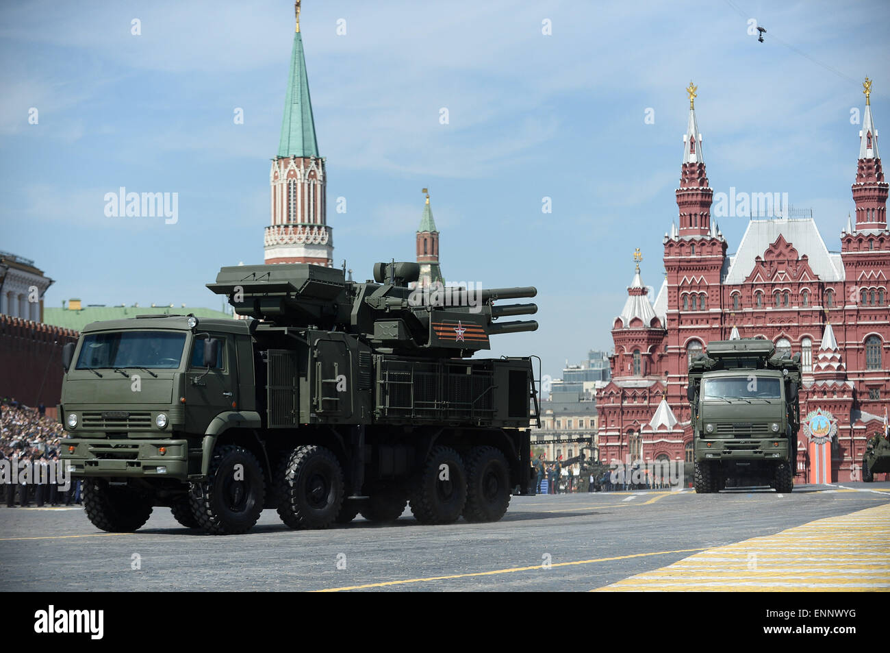 Mosca, Russia. 9 maggio 2015. Pantsir-S1 anti-aerei artiglieria sistema arma lanciando i veicoli si muovono attraverso il quadrato rosso durante la parata militare che segna il settantesimo anniversario della vittoria nella Grande Guerra Patriottica, a Mosca, in Russia, 9 maggio 2015. Credito: Jia Yuchen/Xinhua/Alamy Live News Foto Stock