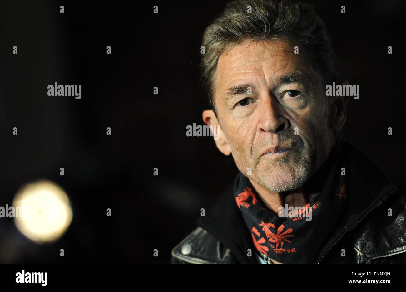 Bad Toelz, Germania. 8 Maggio, 2015. Tedesco musicista rock Peter Maffay arriva a una cerimonia di premiazione a Bad Toelz, Germania, 8 maggio 2015. Maffay ha ricevuto il doppio platino. Foto: Andreas Gebert/dpa/Alamy Live News Foto Stock