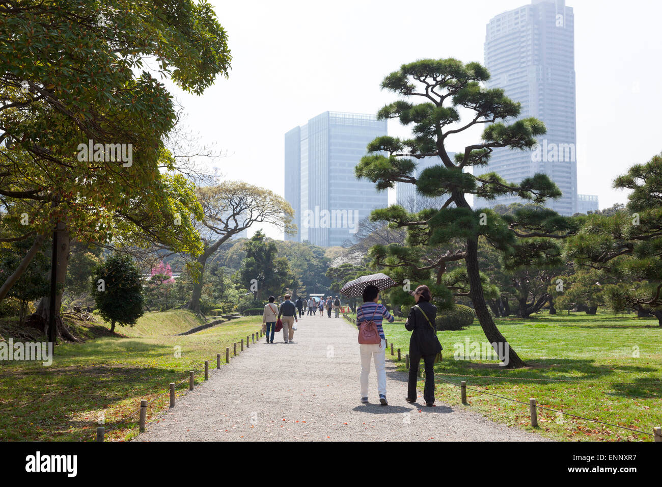 Giardini Hamarikyu con il quartiere di Shiodome grattacieli in background Foto Stock