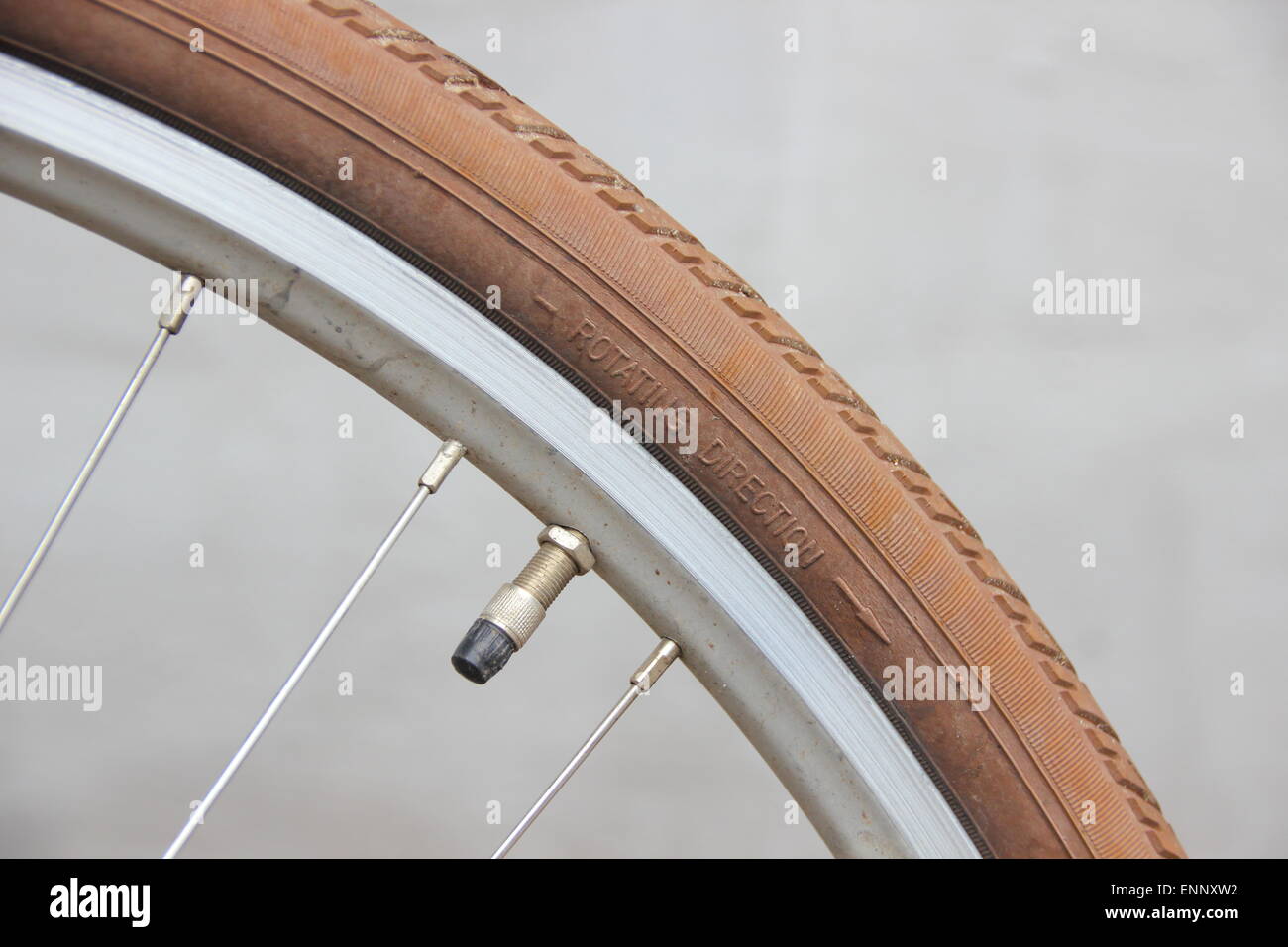 Ruotare la direzione sulla ruota di bicicletta con la valvola Foto Stock