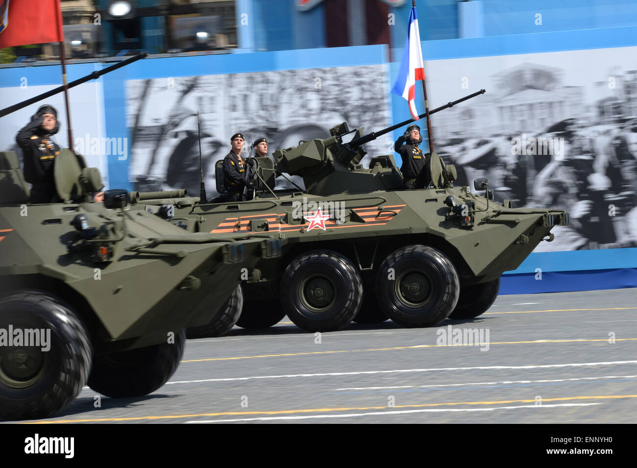 Mosca, Russia. 9 maggio 2015. BTR-82un blindato vettori personale di prendere parte alla parata militare che segna il settantesimo anniversario della vittoria nella Grande Guerra Patriottica di Mosca, Russia, 9 maggio 2015. Credito: Pavel Bednyakov/Xinhua/Alamy Live News Foto Stock