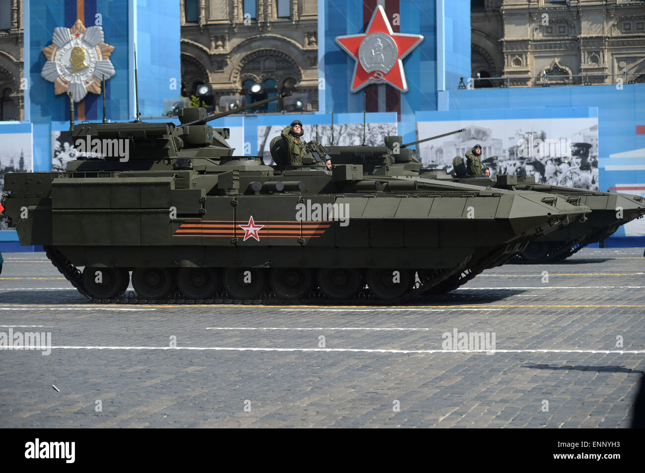 Mosca, Russia. 9 maggio 2015. T-15 cingolato di fanteria pesante veicolo da combattimento prendere parte alla parata militare che segna il settantesimo anniversario della vittoria nella Grande Guerra Patriottica di Mosca, Russia, 9 maggio 2015. Credito: Pavel Bednyakov/Xinhua/Alamy Live News Foto Stock