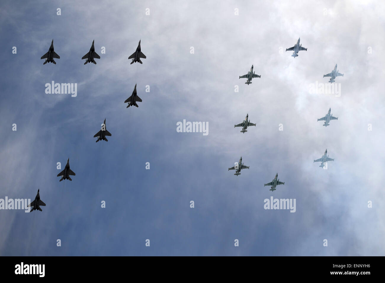 Mosca, Russia. 9 maggio 2015. Mikoyan MiG-29 velivoli da combattimento e Sukhoi Su-35 multirole fighter flotte volare oltre la piazza Rossa durante la parata militare che segna il settantesimo anniversario della vittoria nella Grande Guerra Patriottica, a Mosca, in Russia, 9 maggio 2015. Credito: Pavel Bednyakov/Xinhua/Alamy Live News Foto Stock