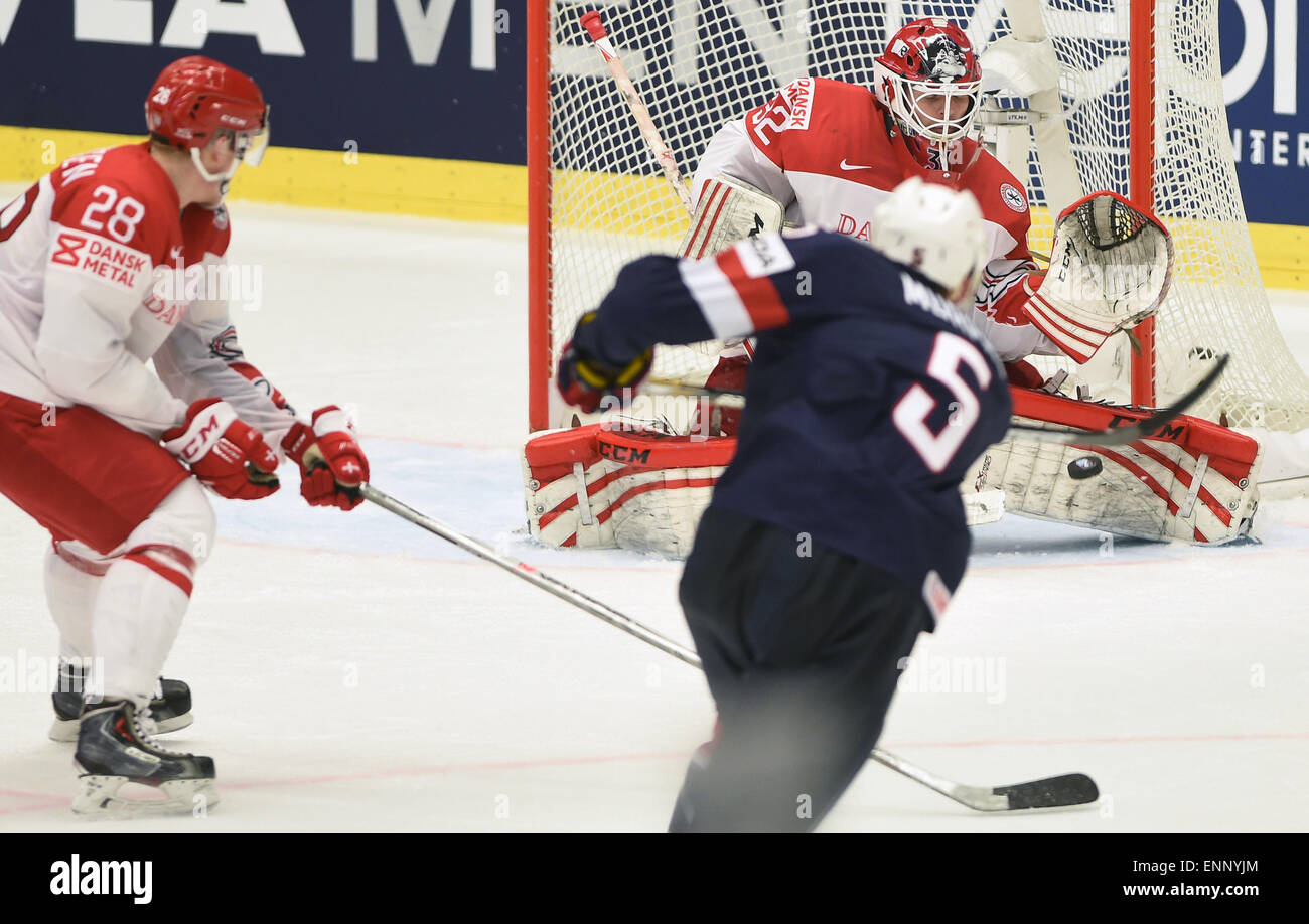 Da sinistra: Emil Kristensen di Danimarca, Connor Murphy degli USA e Sebastian Dahm della Danimarca in azione durante i Campionati del Mondo di disco su ghiaccio Gruppo B CORRISPONDONO USA vs Danimarca a Ostrava, Repubblica Ceca, 8 maggio 2015. (CTK foto/Jaroslav Ozana) Foto Stock