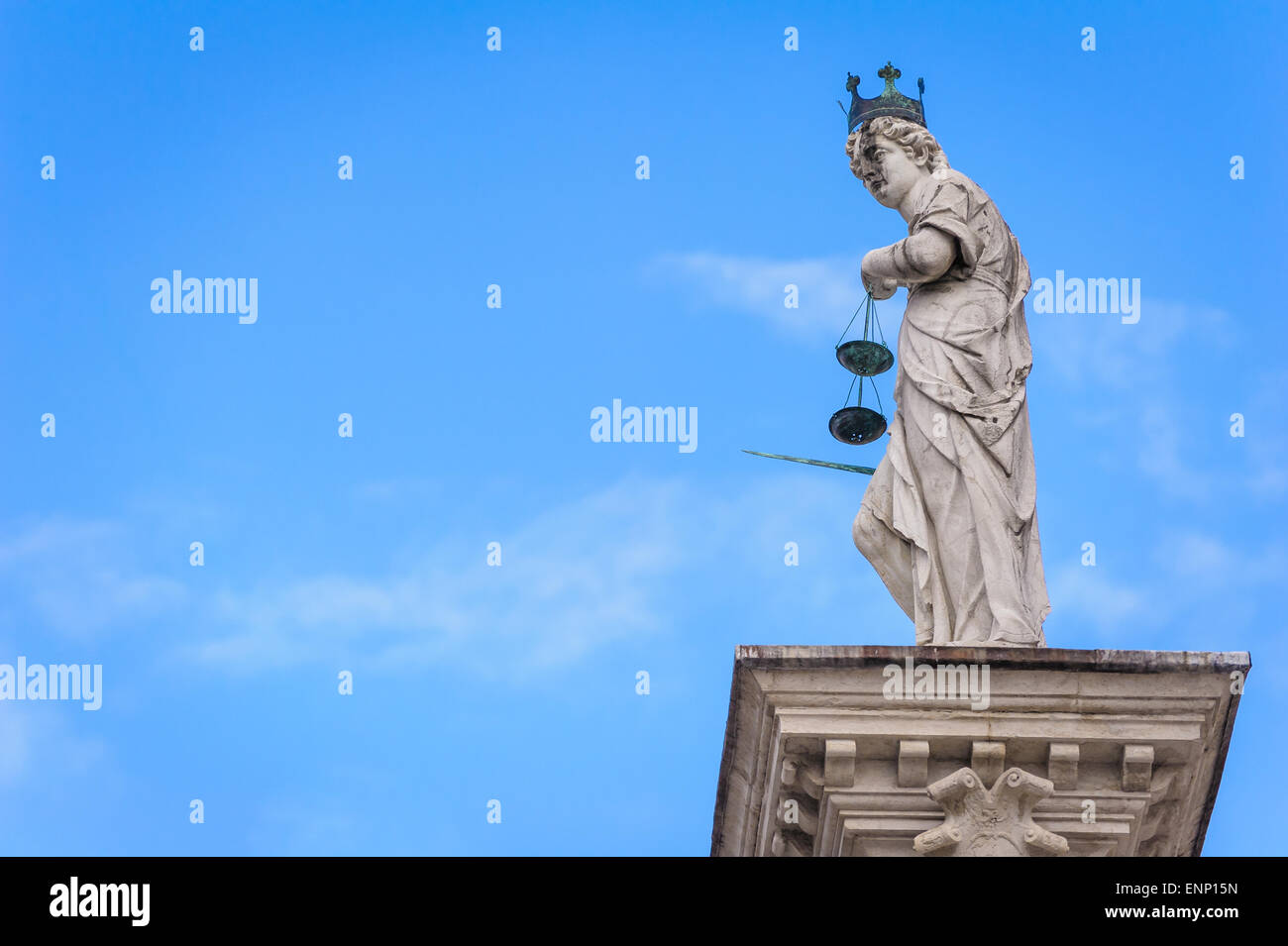 Statua della giustizia, sullo sfondo del cielo Foto Stock