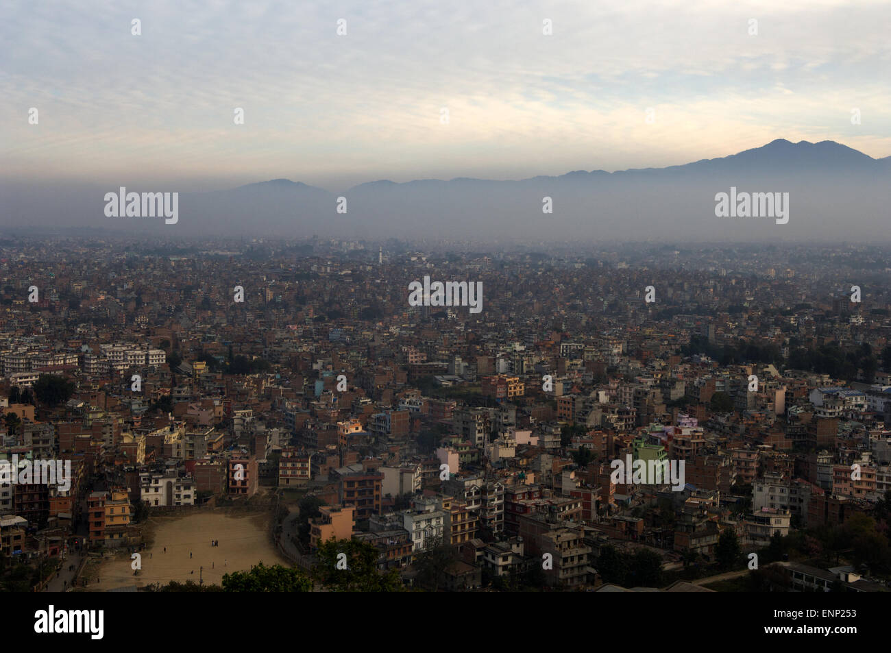 Un pomeriggio vista su Kathmandu da Swayambunath, o il Tempio delle Scimmie, Kathmandu, novembre 2010. Foto Stock