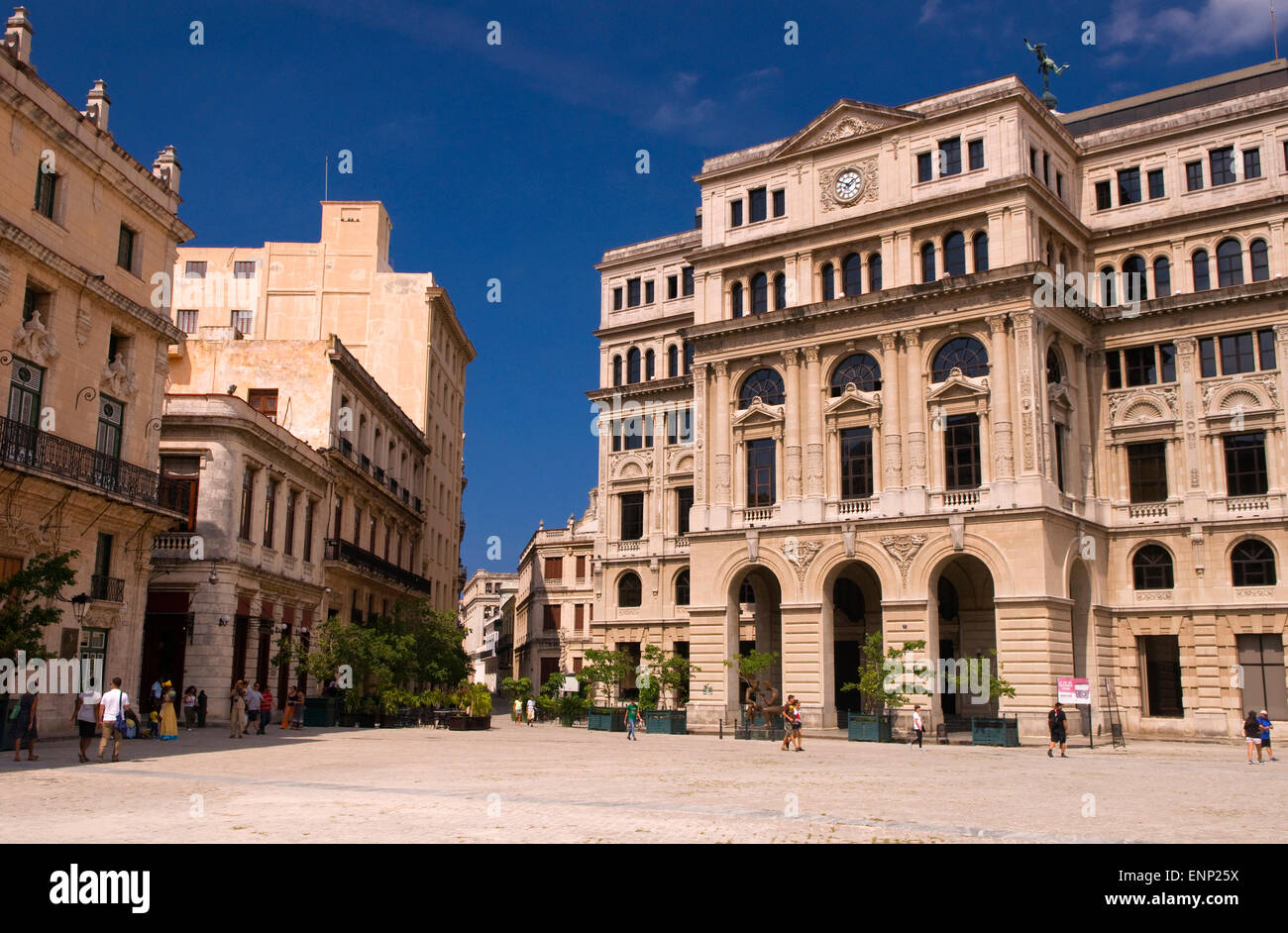 Edifici intorno a plaza (town square) a l'Avana, Cuba Foto Stock