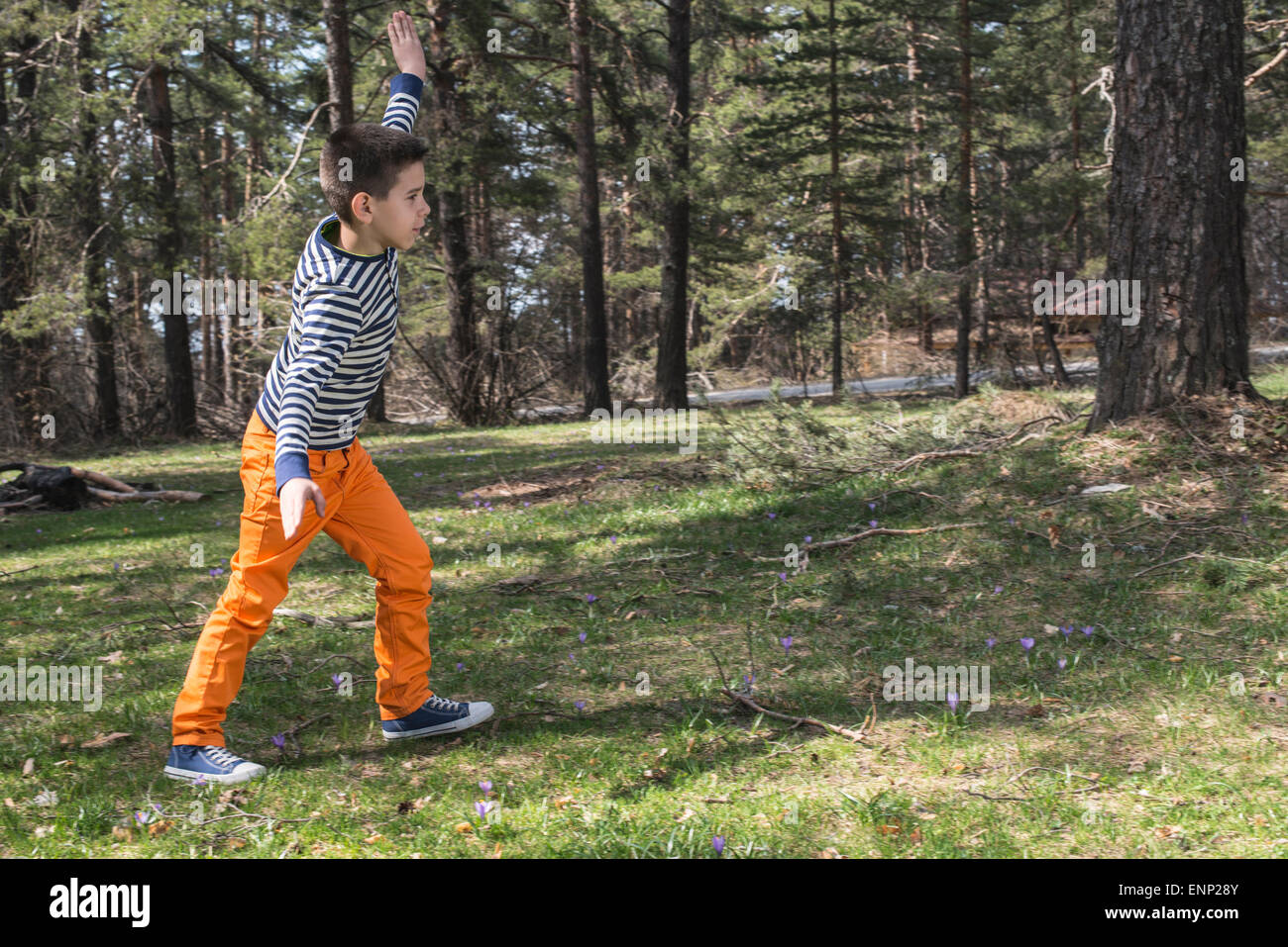 Il bambino gioca nella foresta. Foto Stock