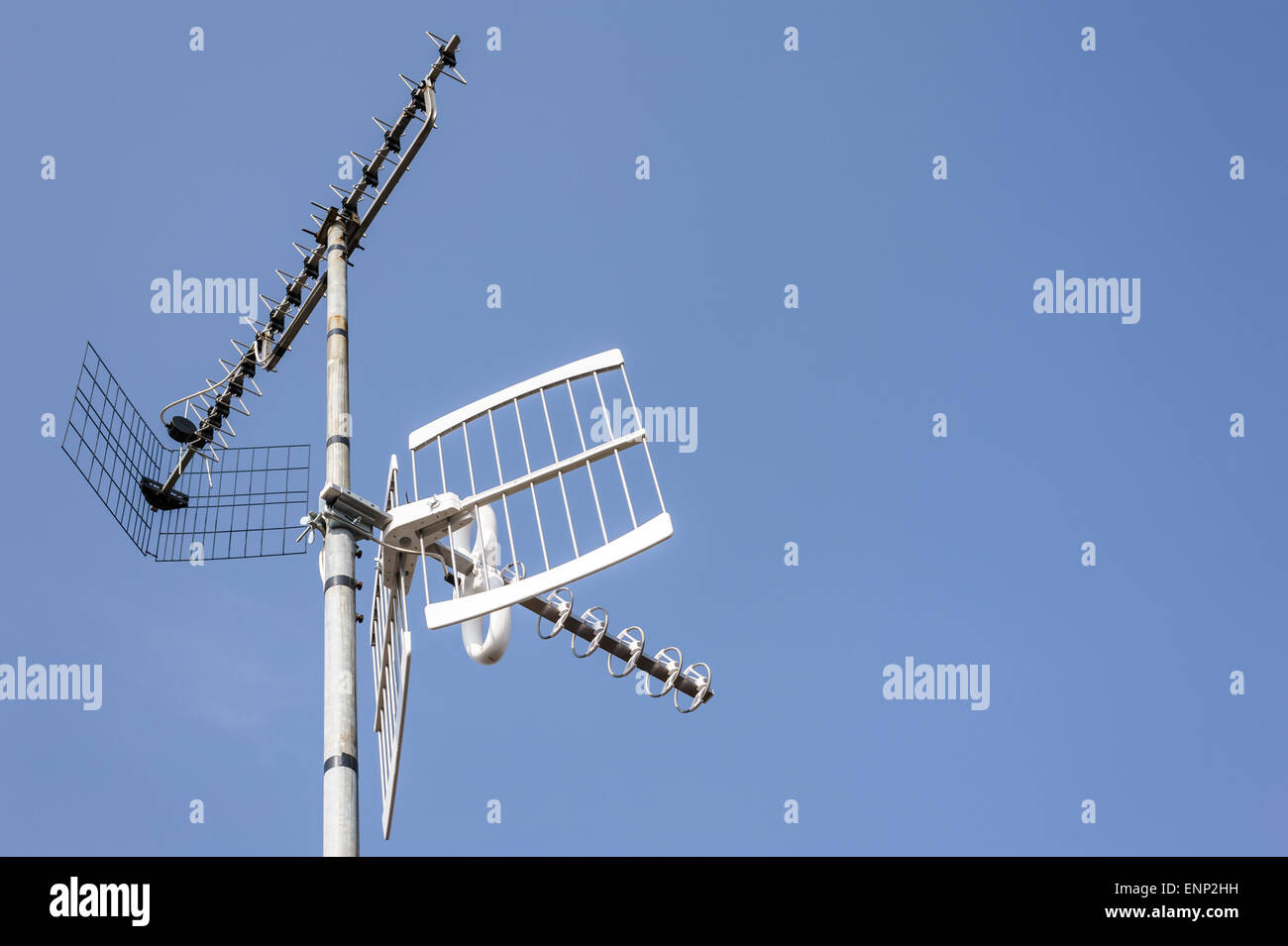 Antenna televisione sullo sfondo di un cielo blu Foto Stock