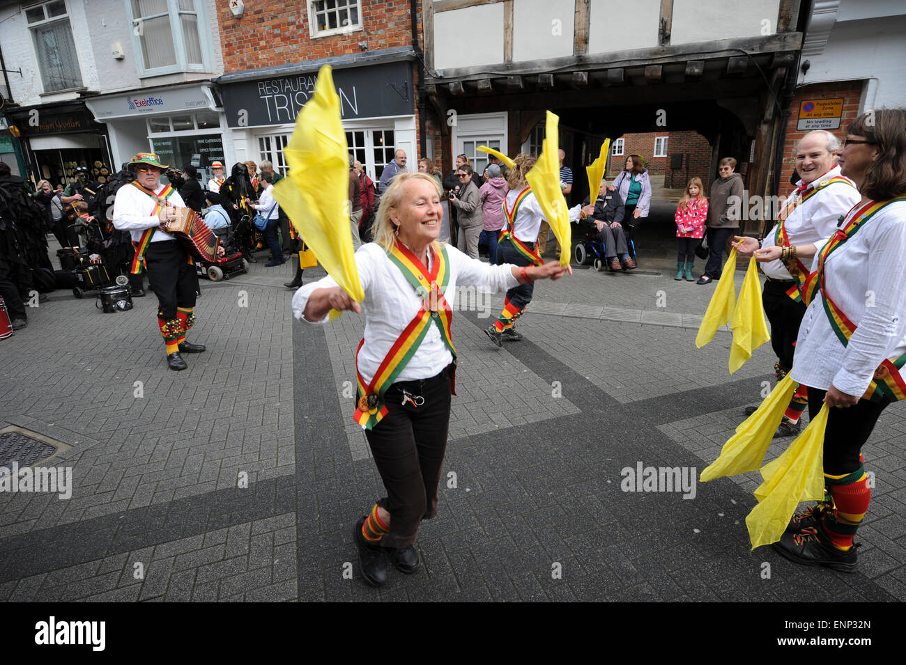 Un gruppo di morris eseguire in strada durante la Broadwood Morris uomini Giorno della Danza 2015 a Horsham West Sussex, in Inghilterra. Foto Stock