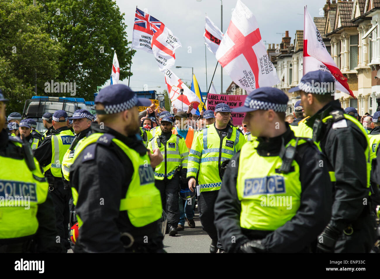 Walthamstow, Londra, 9 maggio 2015. Circa 200 sostenitori dell'anti-islamico della Difesa inglese League marzo attraverso Walthamstow sotto la vigilanza della polizia, mantenendoli e tasche di contro-manifestanti da unirsi contro il fascismo e la speranza non odio separati. Credito: Paolo Davey/Alamy Live News Foto Stock