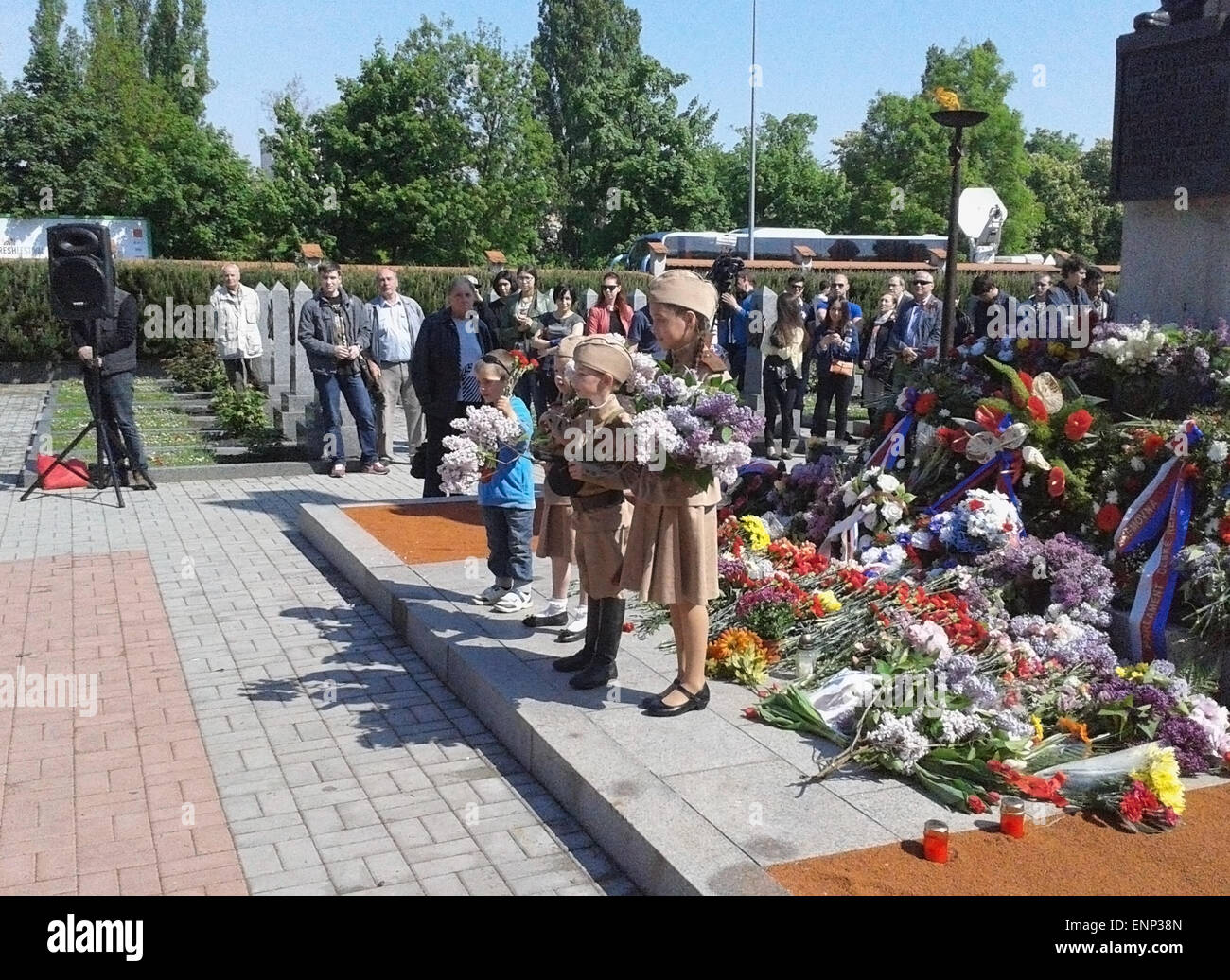 Praga, Repubblica Ceca. 09 Maggio, 2015. A poche centinaia di persone sono venute ad un evento commemorativo presso il cimitero di Olsany segnando il settantesimo anniversario della liberazione, che è stato organizzato dal KSCM, a Praga, Repubblica Ceca, 9 maggio 2015. Essi prevista ghirlande al memoriale per i soldati sovietici al militare onorario sepoltura, sulle singole tombe e anche per la vicina memoriale ai soldati occidentali. © CTK/Alamy Live News Foto Stock