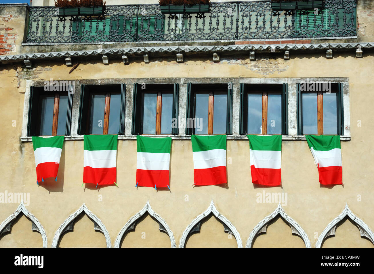 Windows con bandiere italiane,antica Venezia Foto Stock