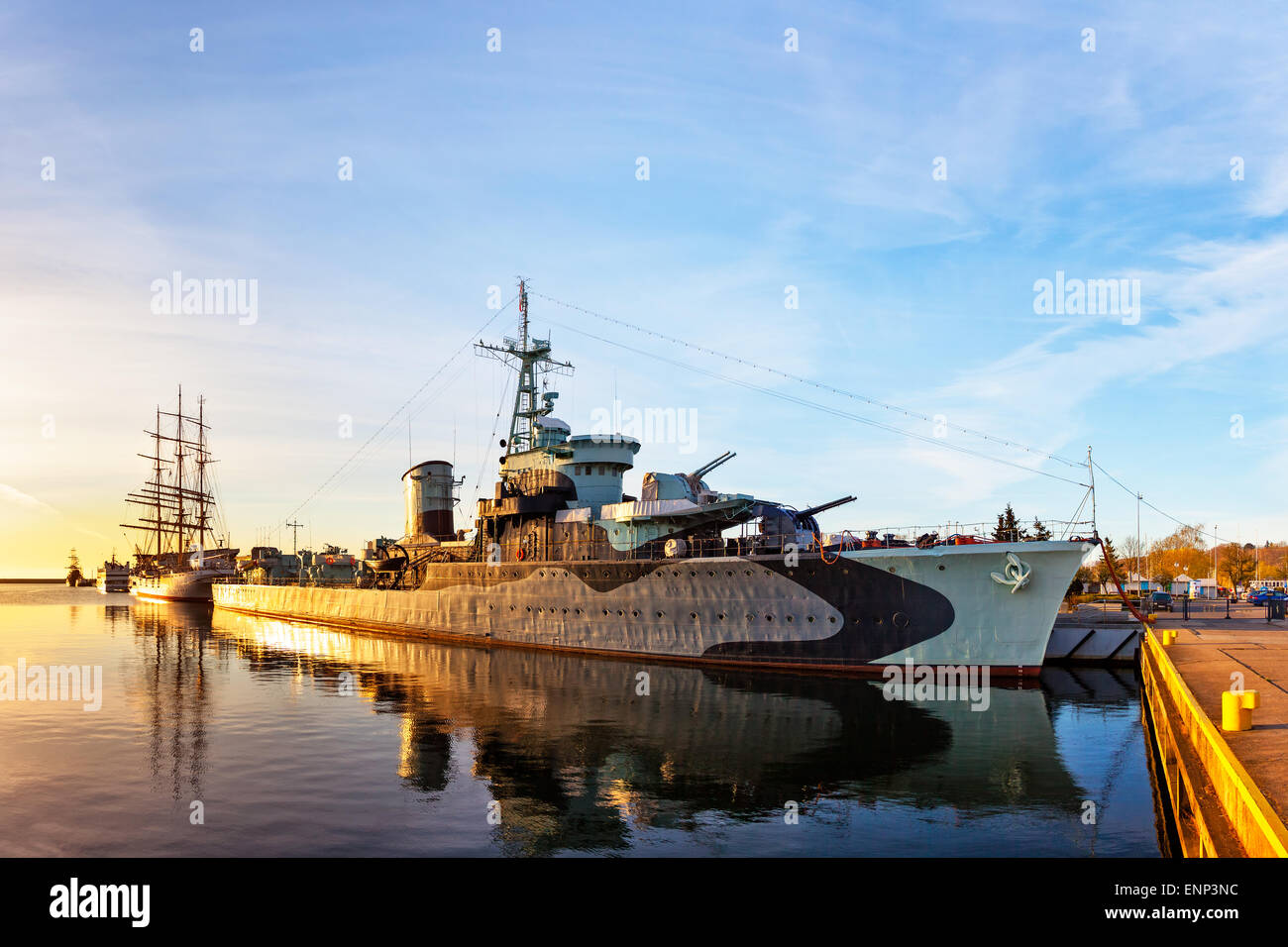 Nave da Guerra a sunrise nel porto di Gdynia, Polonia. Foto Stock